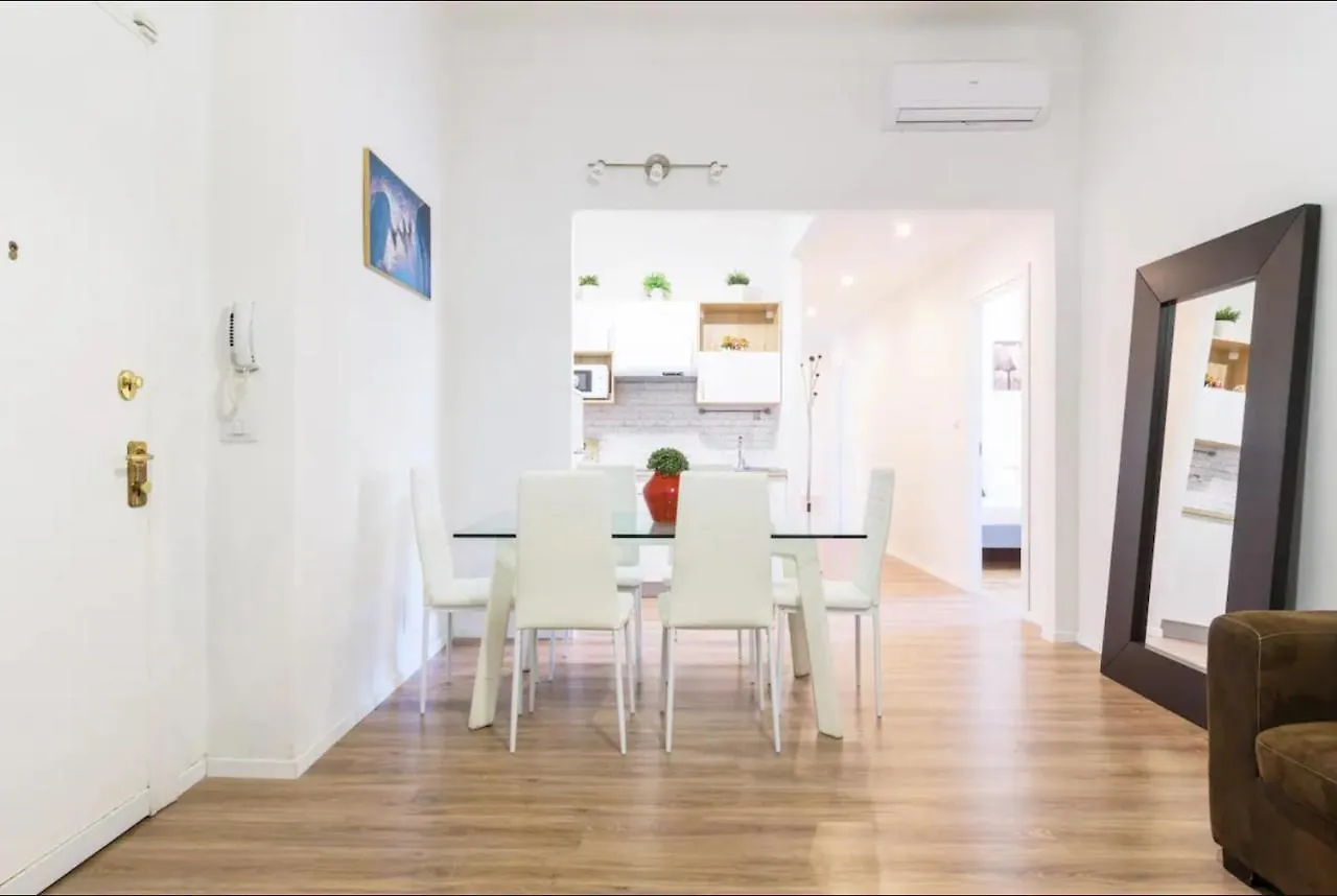 Luxury 4 Bedrooms Apartments Close To Duomo Milan 0*,  Italie